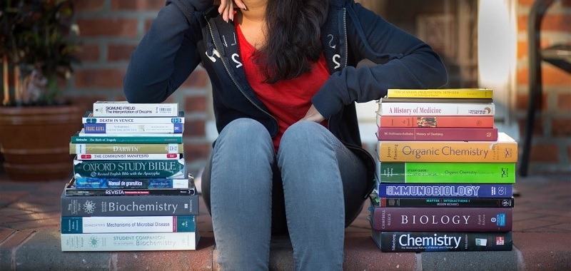 Ways for Students to Save Money on College Textbooks